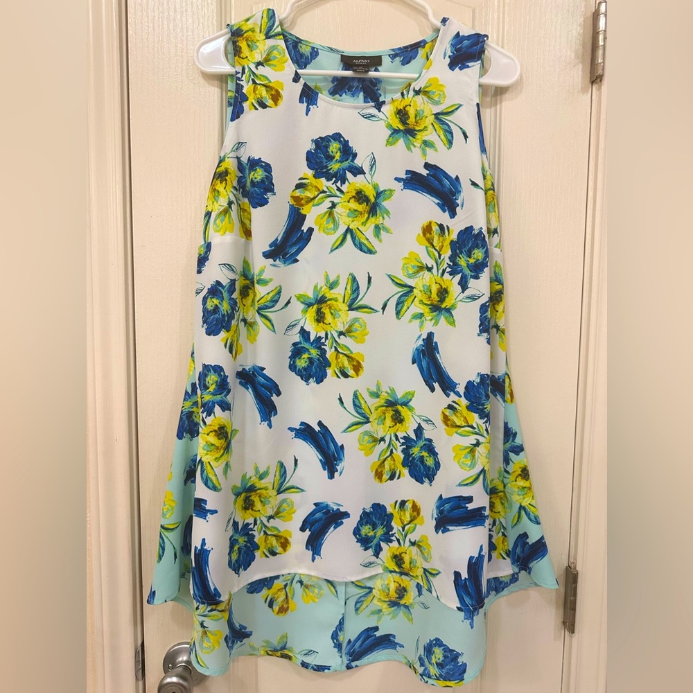 Alfani Women’s White and Turquoise with Flower Design Blouse. Size 1x